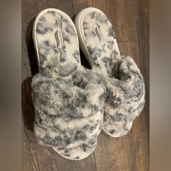 Skechers Arch Fit Fuzzy Slides - Picture 2 of 3
